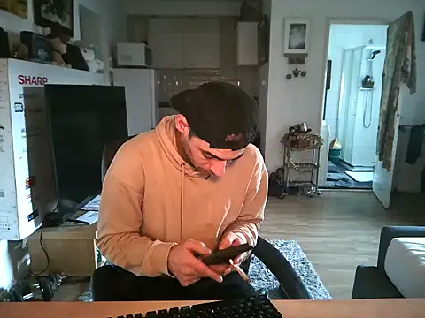 Snapshot of mihaimichael chatting on 11/26/25, 02:18 mihaimichael online show from 11/26/25, 02:18