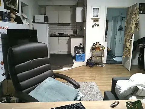 Snapshot of mihaimichael chatting on 11/27/25, 02:30 mihaimichael online show from 11/27/25, 02:30