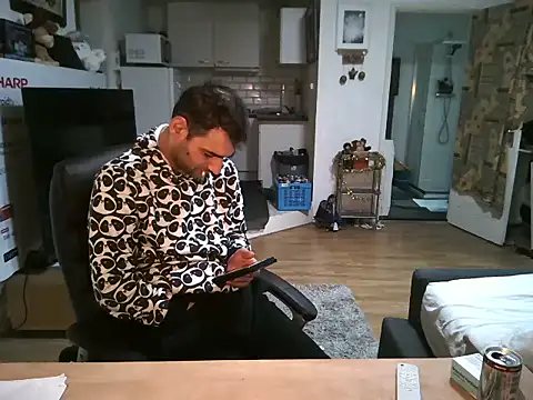 Snapshot of mihaimichael chatting on 11/28/25, 02:42 mihaimichael online show from 11/28/25, 02:42