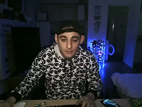 Snapshot of mihaimichael chatting on 11/30/25, 03:21 mihaimichael online show from 11/30/25, 03:21