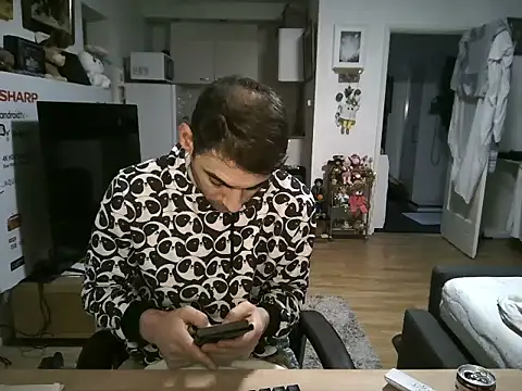 Snapshot of mihaimichael chatting on 12/02/25, 03:40 mihaimichael online show from 12/02/25, 03:40