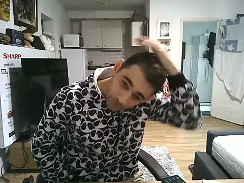 Snapshot of mihaimichael chatting on 12/03/25, 01:31 mihaimichael online show from 12/03/25, 01:31