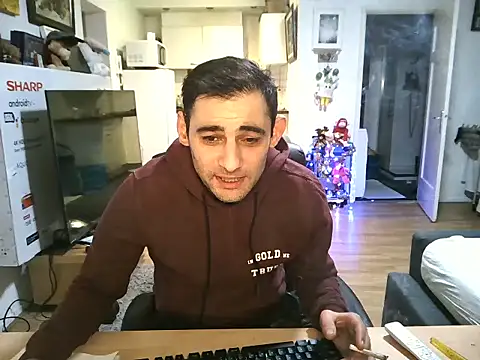 Snapshot of mihaimichael chatting on 12/13/25, 11:54 mihaimichael online show from 12/13/25, 11:54