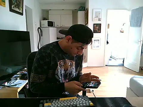 Snapshot of mihaimichael chatting on 07/05/26, 12:01 mihaimichael online show from 07/05/26, 12:01