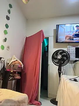 Snapshot of AlisonHoot69 chatting on 03/29/26, 12:43 AlisonHoot69 online show from 03/29/26, 12:43