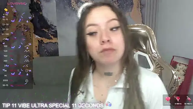 Snapshot of Cristal_v_1 chatting on 03/12/25, 03:02 Cristal v 1 online show from 03/12/25, 03:02