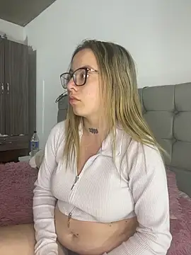 Snapshot of Cristal_v_1 chatting on 02/22/26, 03:40 Cristal v 1 online show from 02/22/26, 03:40