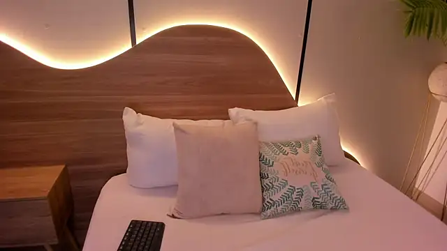 Snapshot of nicky_peyton chatting on 12/20/25, 02:40 nicky peyton online show from 12/20/25, 02:40