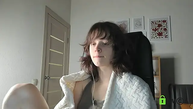 Snapshot of Alina_Mills chatting on 06/21/26, 11:02 Alina Mills online show from 06/21/26, 11:02