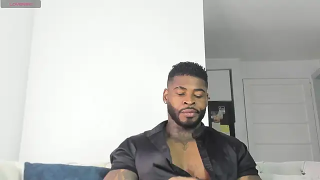 Snapshot of Makonneen chatting on 06/17/26, 10:54 Makonneen online show from 06/17/26, 10:54