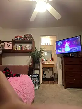 Snapshot of thatonelightskinn chatting on 12/11/24, 04:28 thatonelightskinn online show from 12/11/24, 04:28