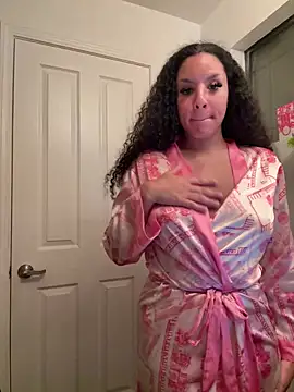 Snapshot of thatonelightskinn chatting on 02/25/25, 04:46 thatonelightskinn online show from 02/25/25, 04:46