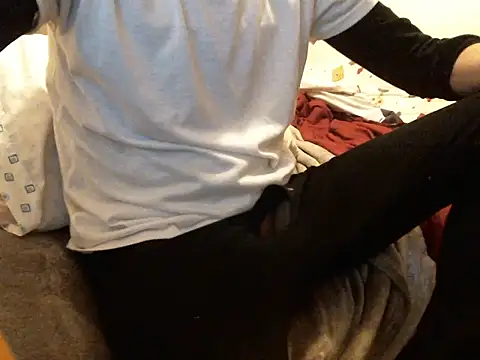 Snapshot of bravo23toro chatting on 12/13/25, 08:47 bravo23toro online show from 12/13/25, 08:47