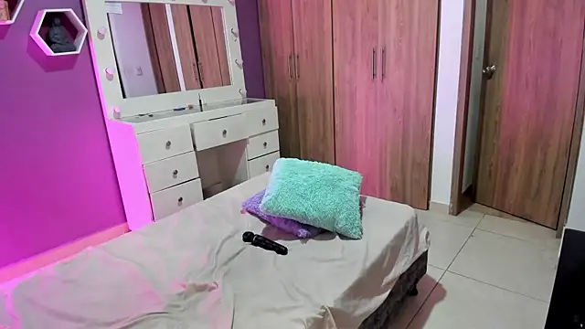 Medelynevans1 online show from 10/16/25, 09:49