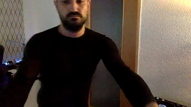 Snapshot of tomz0819 chatting on 03/15/25, 03:37 tomz0819 online show from 03/15/25, 03:37