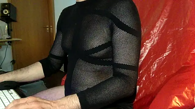 Snapshot of tomz0819 chatting on 03/24/26, 10:20 tomz0819 online show from 03/24/26, 10:20