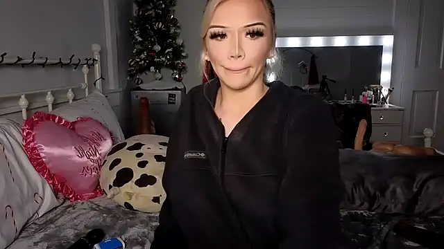 Snapshot of emmagray001 chatting on 12/11/24, 01:06 emmagray001 online show from 12/11/24, 01:06