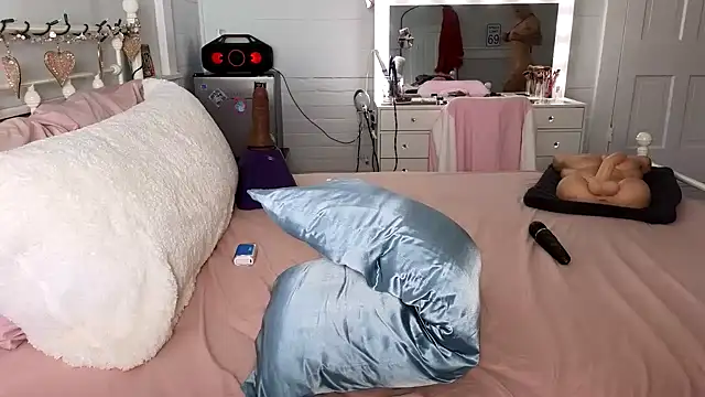 Snapshot of emmagray001 chatting on 01/31/25, 04:27 emmagray001 online show from 01/31/25, 04:27