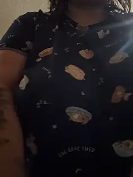 Snapshot of lairarose chatting on 11/02/25, 10:01 lairarose online show from 11/02/25, 10:01