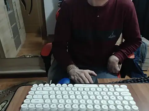 uncutguy01 online show from 11/07/25, 05:51