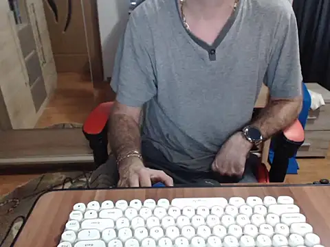 uncutguy01 online show from 11/13/25, 05:28