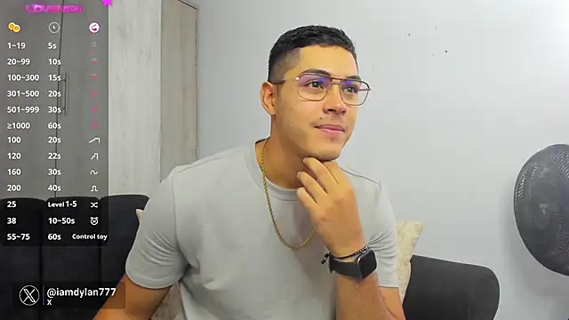 Snapshot of Iamdylan777 chatting on 12/05/24, 01:06 Iamdylan777 online show from 12/05/24, 01:06