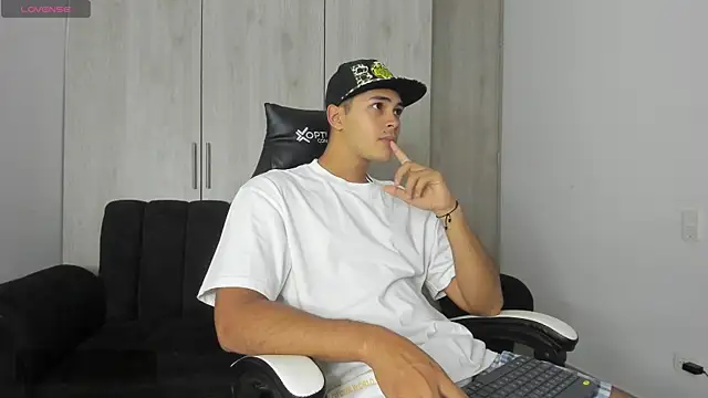 Snapshot of Iamdylan777 chatting on 02/23/25, 01:24 Iamdylan777 online show from 02/23/25, 01:24