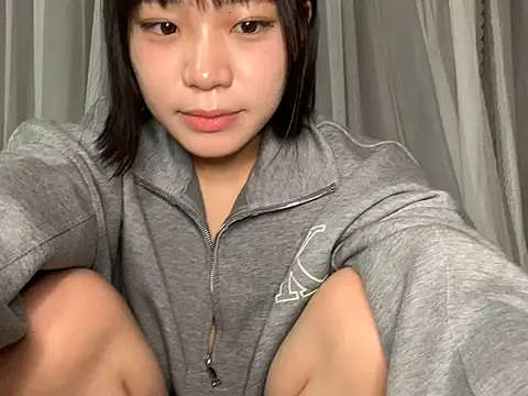 Snapshot of Riri__oo chatting on 03/11/25, 12:06 Riri oo online show from 03/11/25, 12:06