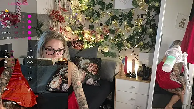 Snapshot of Tatjana_Sue chatting on 12/18/24, 08:14 Tatjana Sue online show from 12/18/24, 08:14