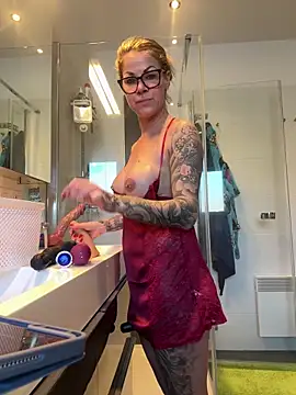 Snapshot of Tatjana_Sue chatting on 12/30/24, 11:48 Tatjana Sue online show from 12/30/24, 11:48