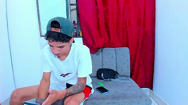 Snapshot of My-Beautifull-Couple chatting on 12/29/24, 08:26 My-Beautifull-Couple online show from 12/29/24, 08:26