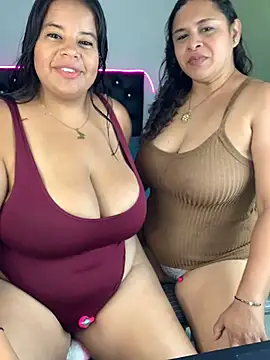 Snapshot of twocurvylatins chatting on 05/17/26, 03:30 twocurvylatins online show from 05/17/26, 03:30