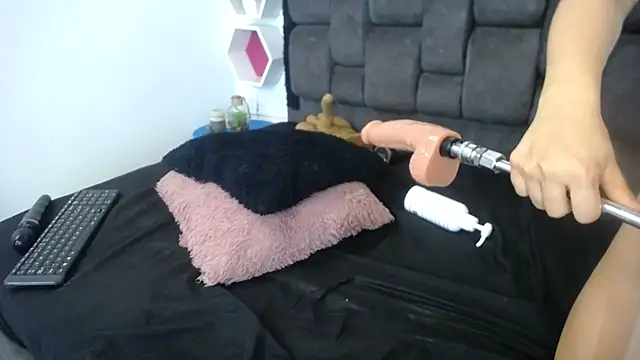 Snapshot of Emma_Evelyn chatting on 12/22/24, 07:42 Emma Evelyn online show from 12/22/24, 07:42