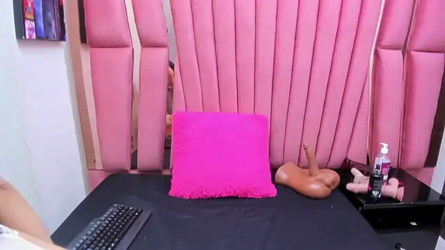 Snapshot of ChloeRosey chatting on 03/18/26, 08:23 ChloeRosey online show from 03/18/26, 08:23