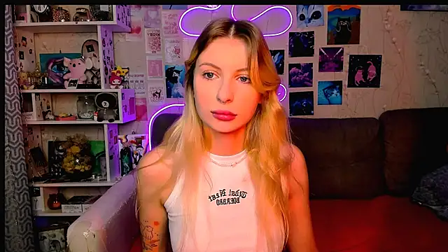 Snapshot of Maria_Hunt chatting on 12/13/24, 02:32 Maria Hunt online show from 12/13/24, 02:32