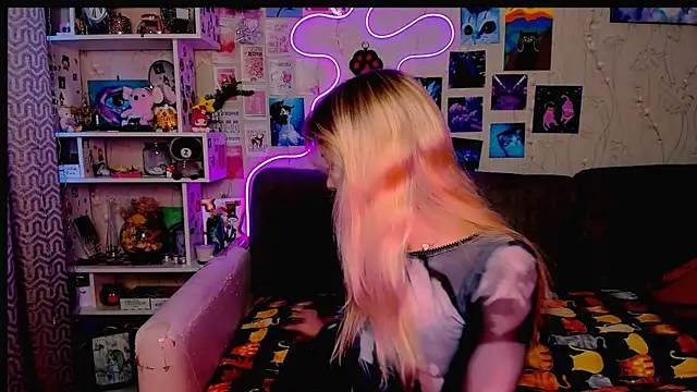 Snapshot of Maria_Hunt chatting on 12/18/24, 03:26 Maria Hunt online show from 12/18/24, 03:26