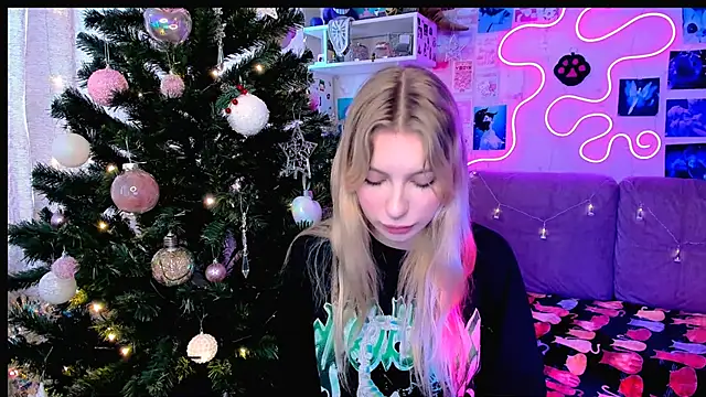 Snapshot of Maria_Hunt chatting on 12/24/24, 06:00 Maria Hunt online show from 12/24/24, 06:00