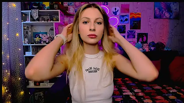 Snapshot of Maria_Hunt chatting on 02/20/25, 02:29 Maria Hunt online show from 02/20/25, 02:29