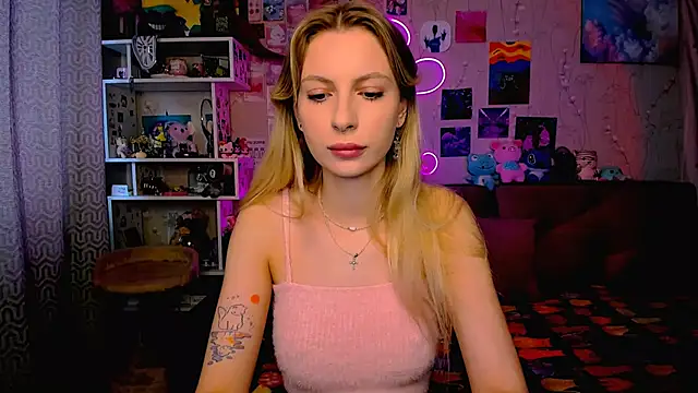 Snapshot of Maria_Hunt chatting on 03/22/25, 02:27 Maria Hunt online show from 03/22/25, 02:27