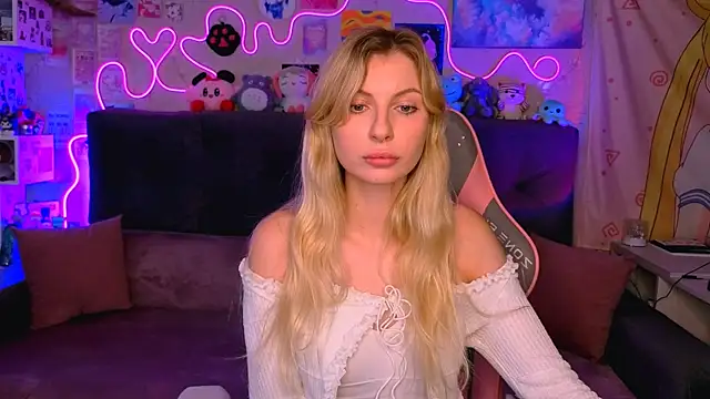 Snapshot of Maria_Hunt chatting on 10/16/25, 04:57 Maria Hunt online show from 10/16/25, 04:57