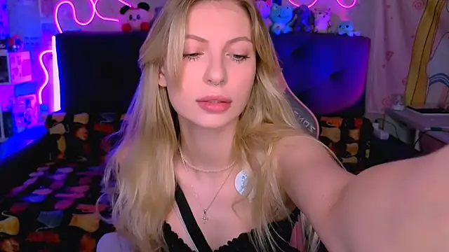 Snapshot of Maria_Hunt chatting on 11/22/25, 03:49 Maria Hunt online show from 11/22/25, 03:49