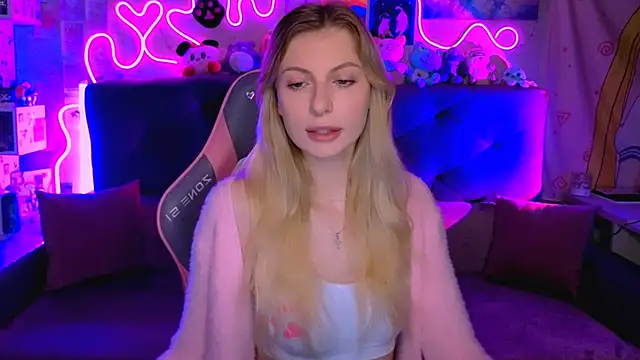 Snapshot of Maria_Hunt chatting on 11/26/25, 02:12 Maria Hunt online show from 11/26/25, 02:12