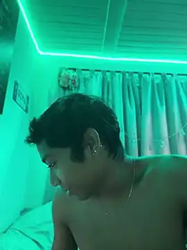 Snapshot of alejo_cute chatting on 06/15/26, 12:18 alejo cute online show from 06/15/26, 12:18