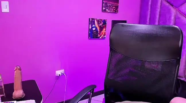 Snapshot of Amy_hoy69 chatting on 02/10/25, 08:42 Amy hoy69 online show from 02/10/25, 08:42