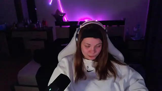 helengilmor online show from 12/13/25, 08:14