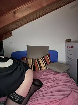 Snapshot of OniricFemme chatting on 03/12/25, 10:28 OniricFemme online show from 03/12/25, 10:28