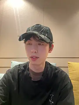 Snapshot of 1a1a1alll chatting on 02/13/25, 02:20 1a1a1alll online show from 02/13/25, 02:20