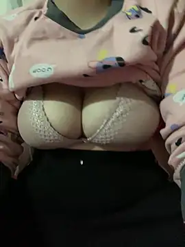 Snapshot of Milk_Mom99 chatting on 02/28/25, 02:20 Milk Mom99 online show from 02/28/25, 02:20