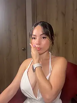 Snapshot of nakary00 chatting on 12/17/25, 11:33 nakary00 online show from 12/17/25, 11:33