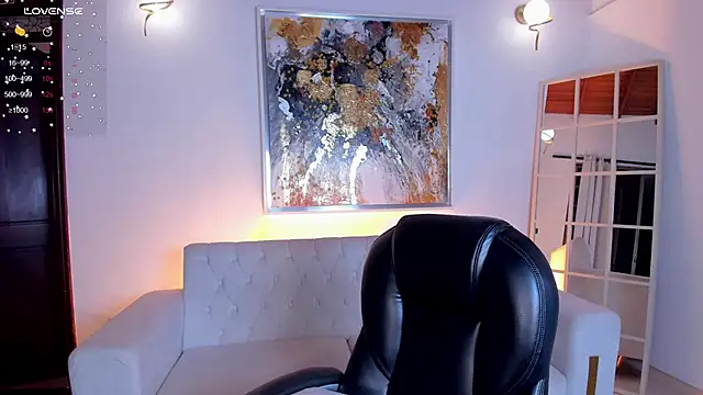Snapshot of VictoriaMilan_ chatting on 02/08/25, 11:24 VictoriaMilan online show from 02/08/25, 11:24